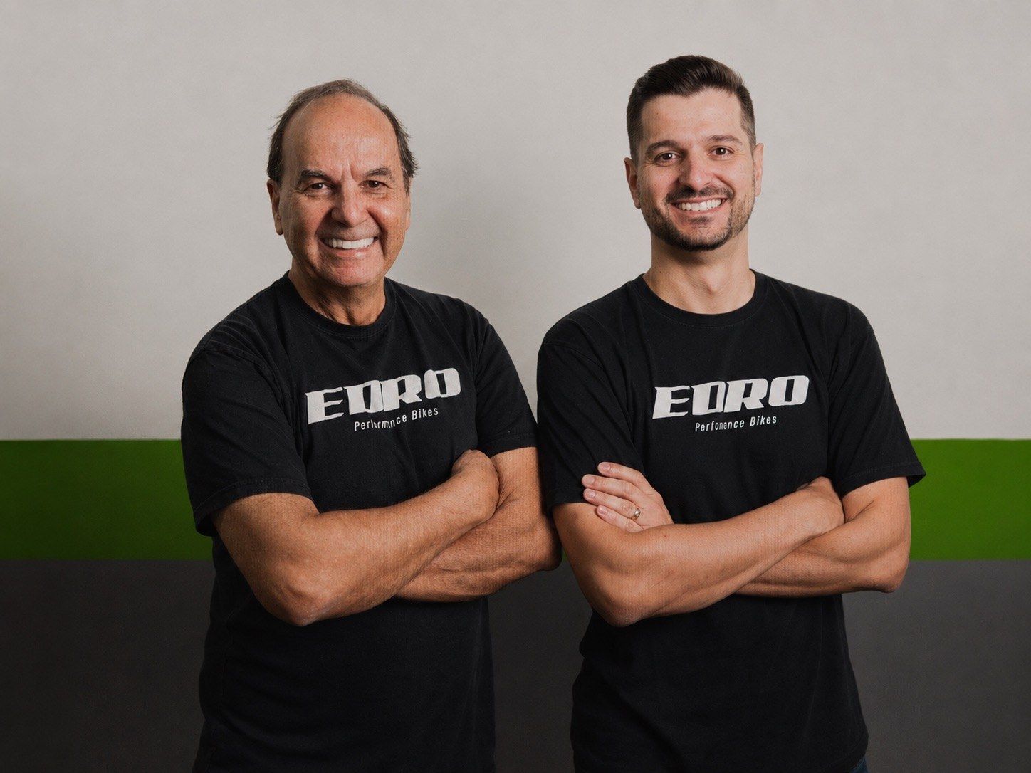 Os fundadores da EDRO, lado a lado, com camisetas EDRO