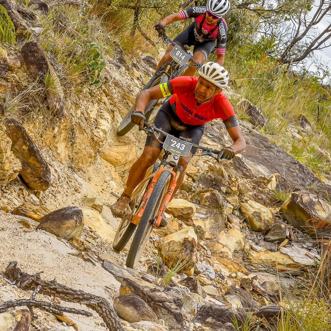 Dois ciclistas EDRO em descida técnica de pedras