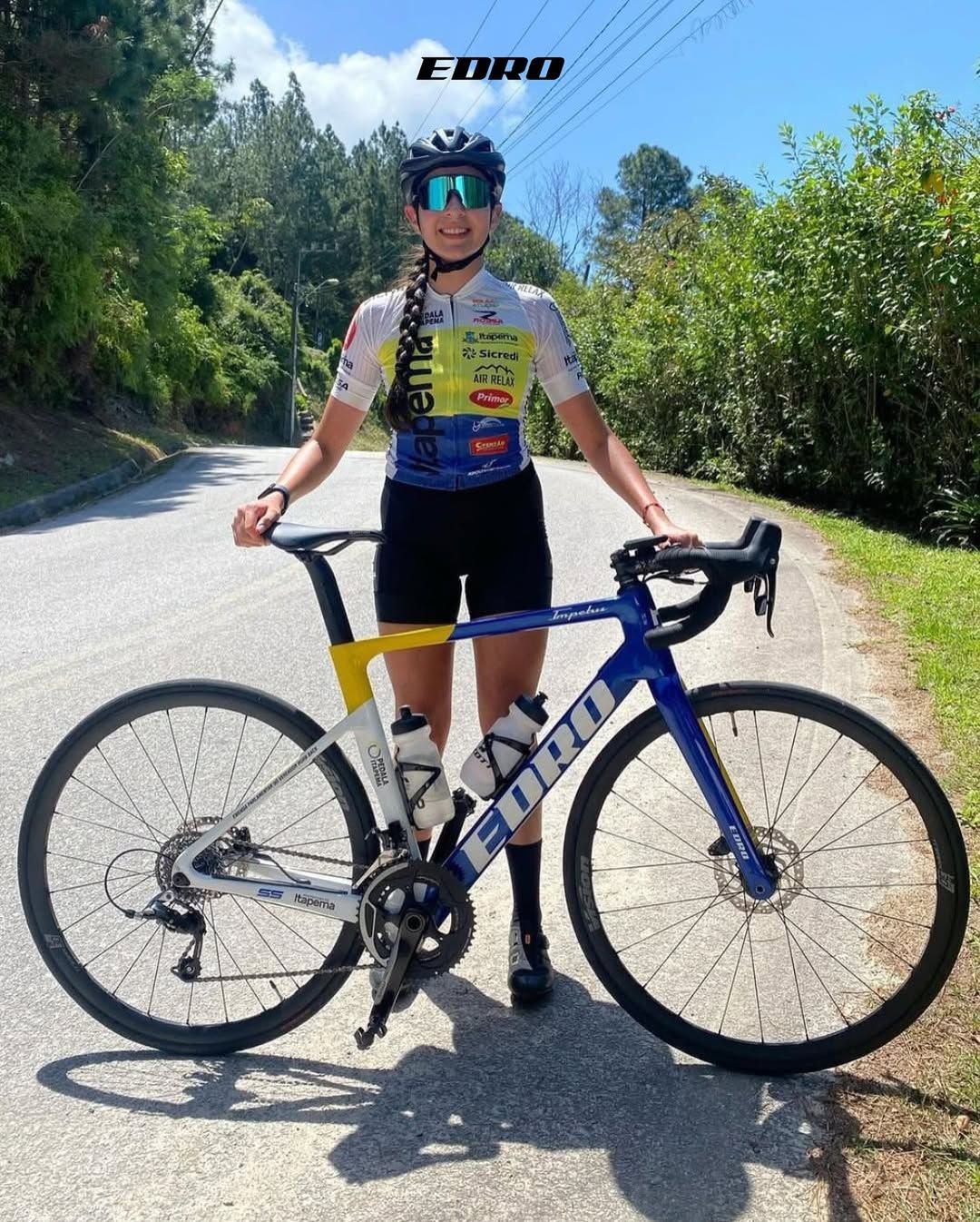 Ciclista com a EDRO IMPETUS azul e branca na estrada