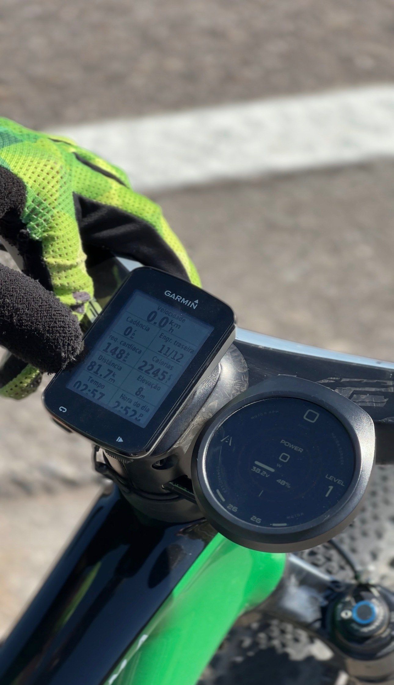 Display da HORIZON no guidão, com a mão do ciclista