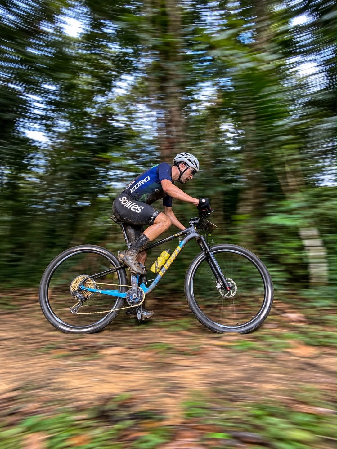 Atleta EDRO em prova de mountain bike, em velocidade na trilha
