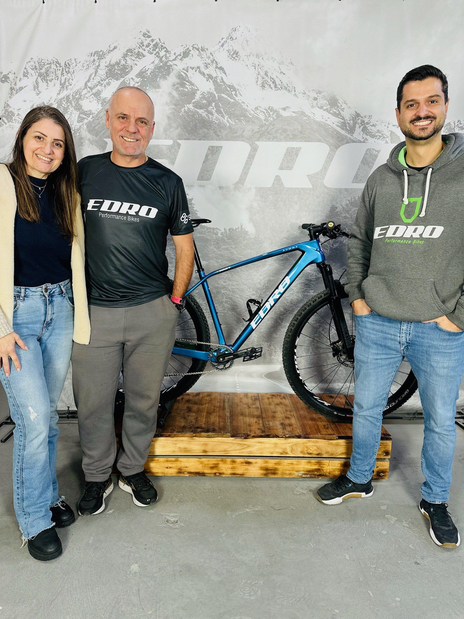 Cliente recebendo a sua EDRO nova na fábrica, ao lado da equipe EDRO