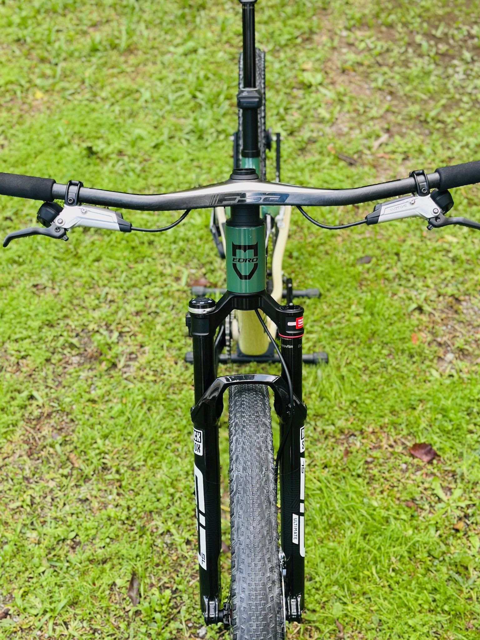 EDRO RANGE: Cockpit integrado e garfo da RANGE, de frente