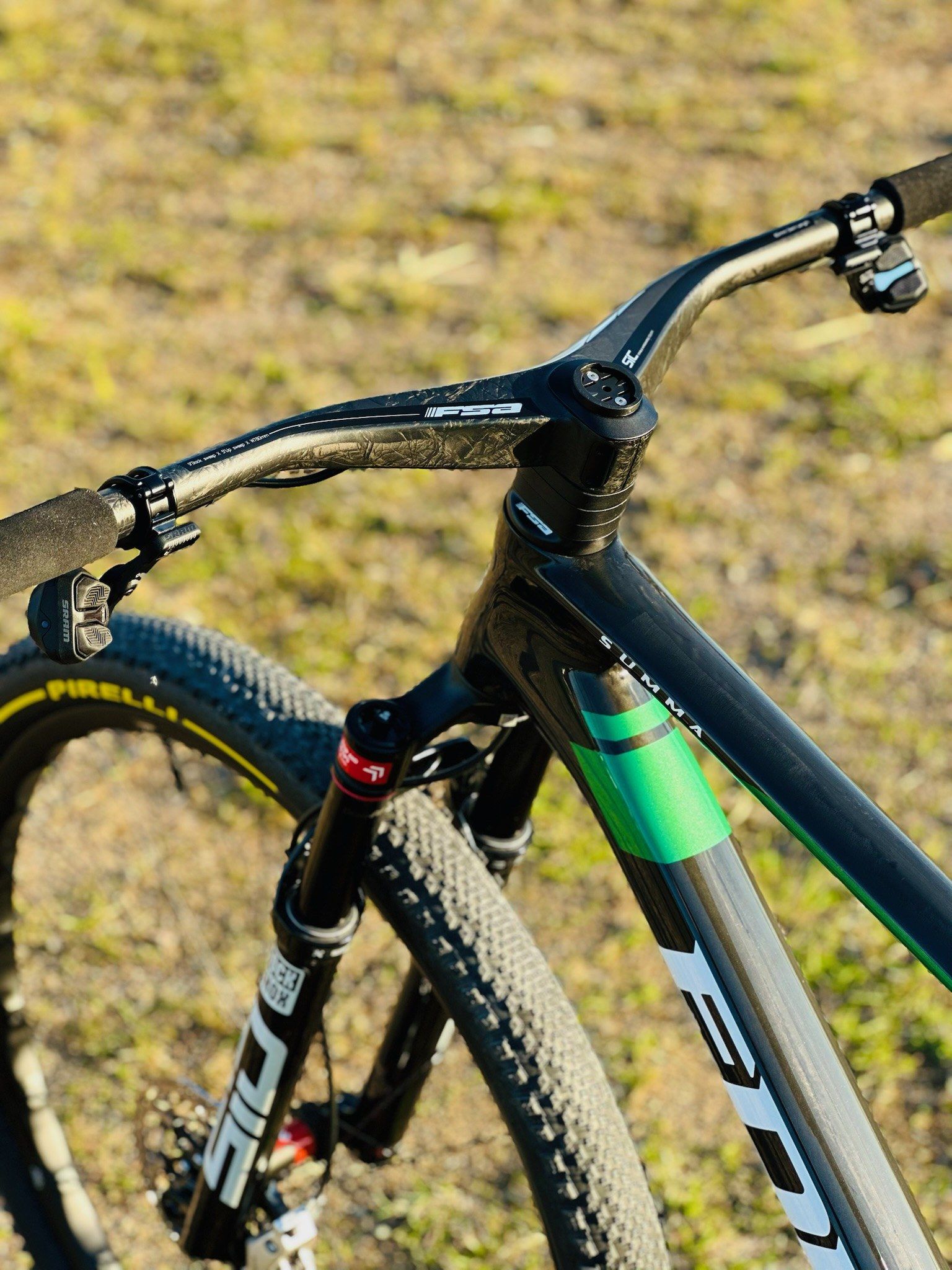 EDRO SUMMA: Guidão integrado e garfo RockShox SID da SUMMA