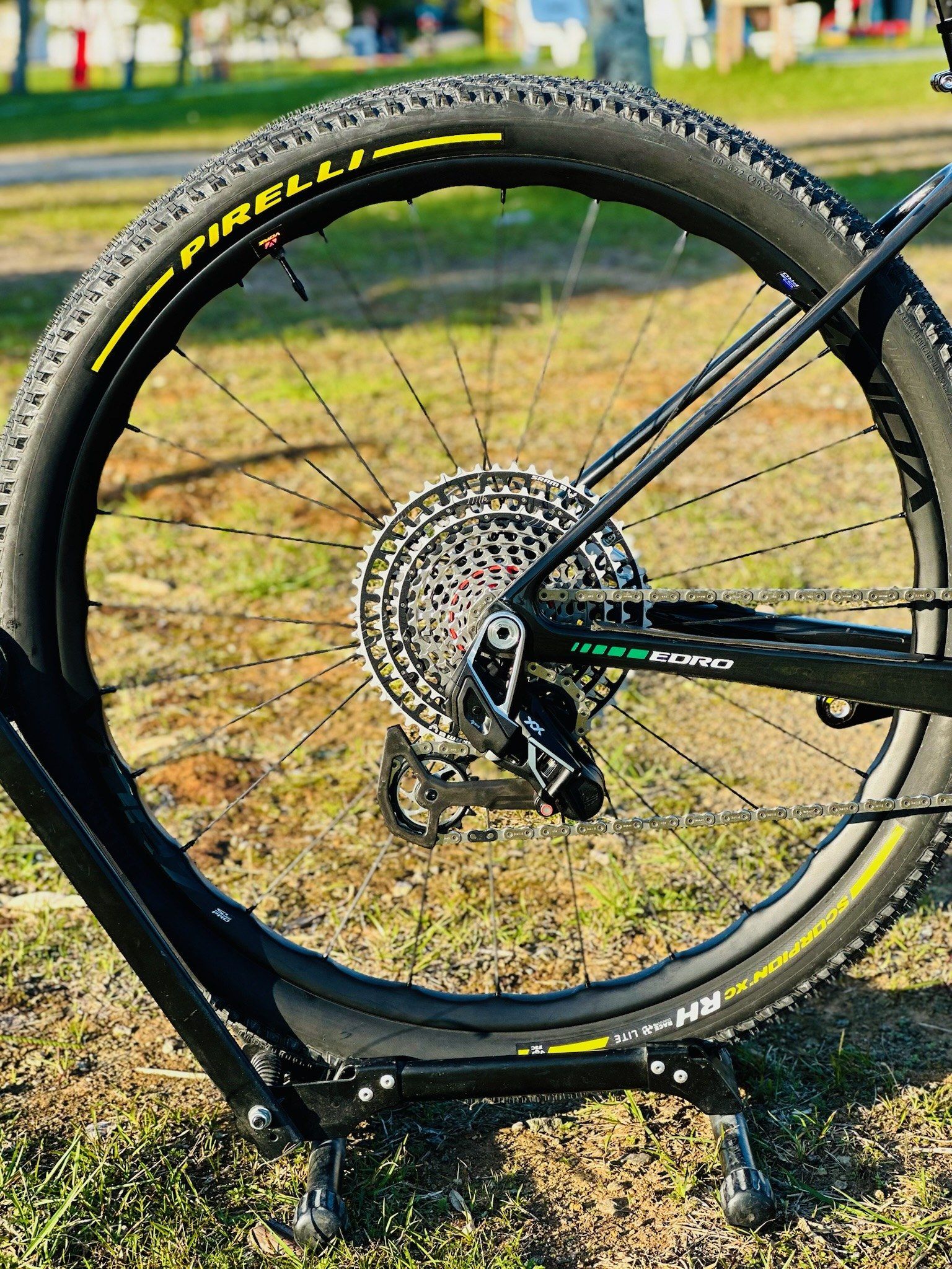 EDRO SUMMA: Câmbio e cassete T-Type com pneu Pirelli